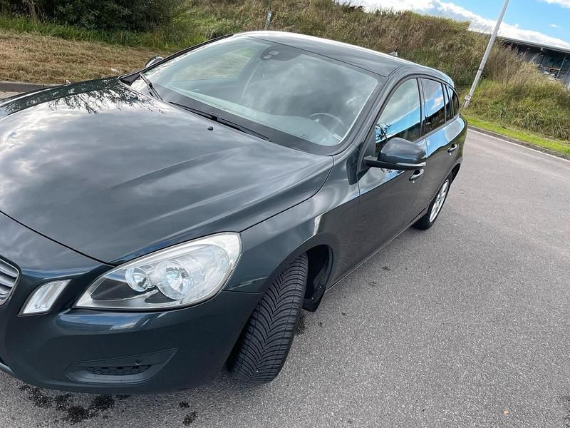 Blau Gebraucht 2012 Volvo V60 Kombi | 9.900 € (Fairer Preis) - Bild 1/4