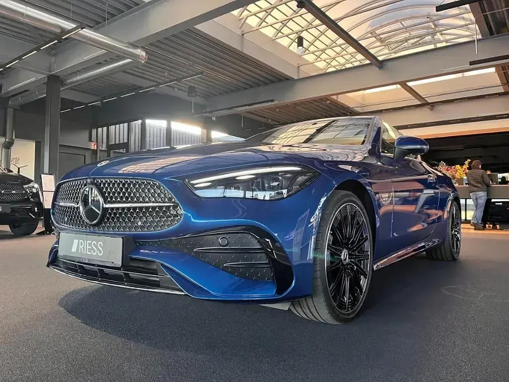 Gebraucht Mercedes CLE300 AMG 258 PS (189 kW) 2025 Metalliclack spektralblau Cabrio