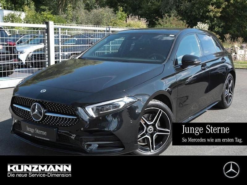 Kosmosschwarz metallic Gebraucht 2022 Mercedes A250 AMG Limousine | 27.480 € (Fairer Preis) - Bild 1/4