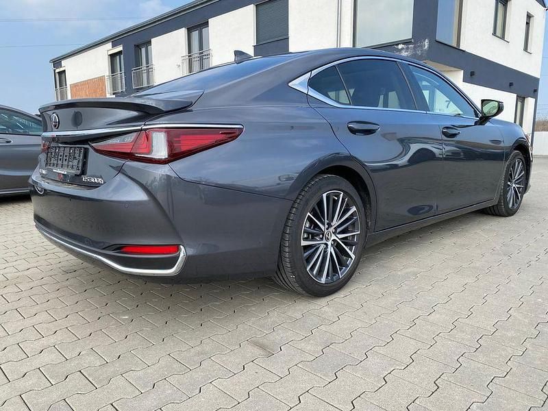 Gebraucht Lexus ES300 178 PS (130 kW) 2023 Sonic grey Limousine