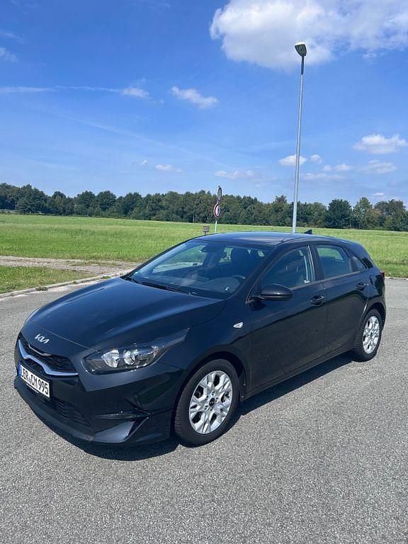 Schwarz Gebraucht 2023 Kia Ceed Edition 7 Limousine | 15.500 € (Guter Preis) - Bild 1/4