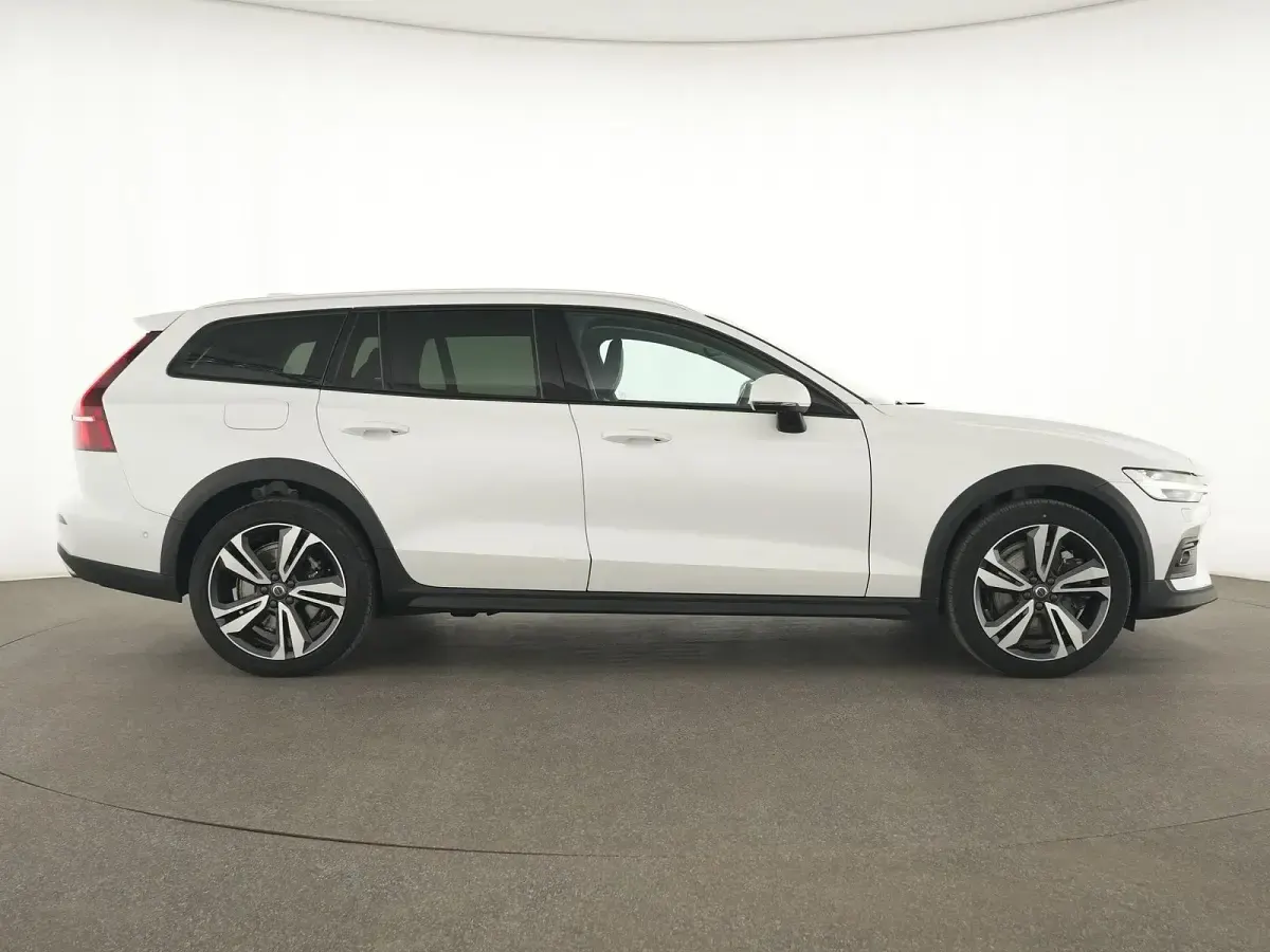 Gebraucht Volvo V60 CC Pro 250 PS (183 kW) 2022 Crystal white Kombi