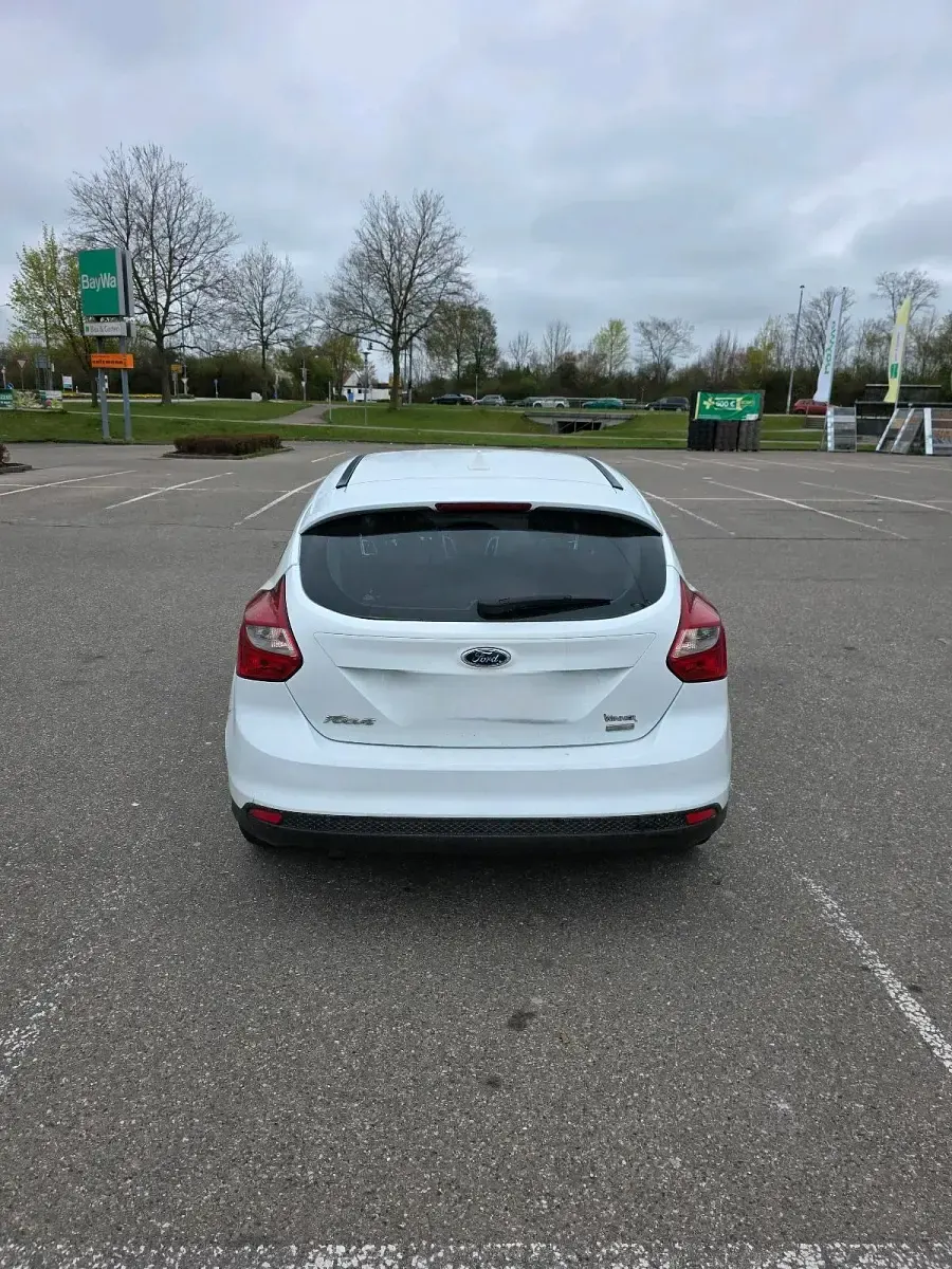 Gebraucht Ford Focus 125 PS (91 kW) 2013 Weiß Kleinwagen