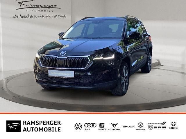 Schwarz (blackmagic perleffekt) Gebraucht 2022 Skoda Karoq Style SUV | 28.990 € (Fairer Preis) - Bild 1/4