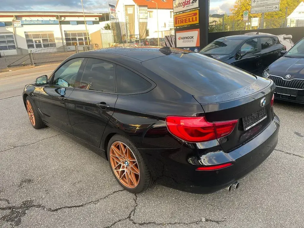Używany BMW 330 Advantage 258 KM (189 kW) 2017 Czarny Sedan/Limuzyna