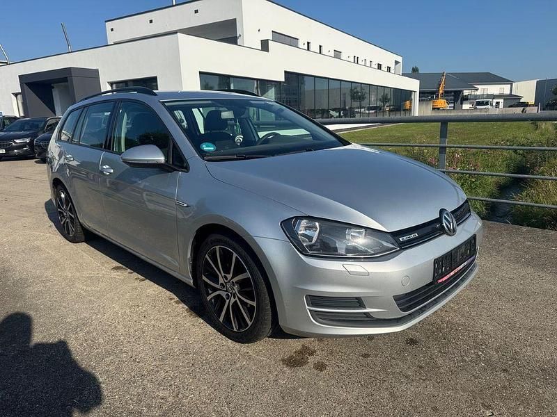 Silber Gebraucht 2017 VW Golf VII Trendline Kombi | 5.800 € - Bild 1/4