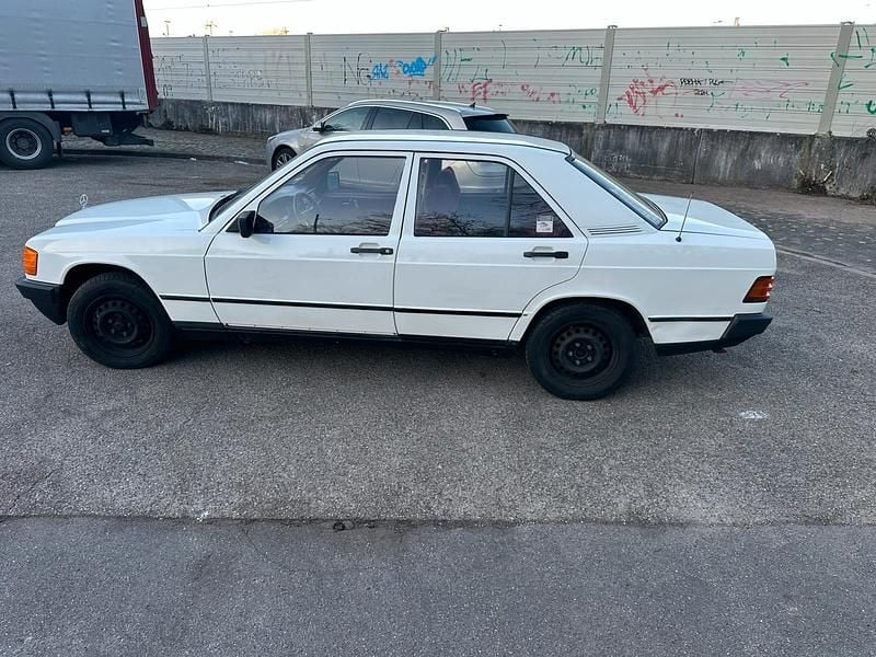 Gebraucht Mercedes 190 120 PS (88 kW) 1984 Weiß Limousine