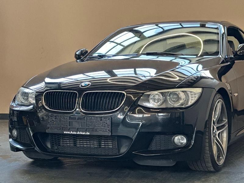 Black sapphire metallic Gebraucht 2011 BMW 320 Cabriolet M Sport Cabrio | 11.980 € (Etwas zu teuer) - Bild 1/4