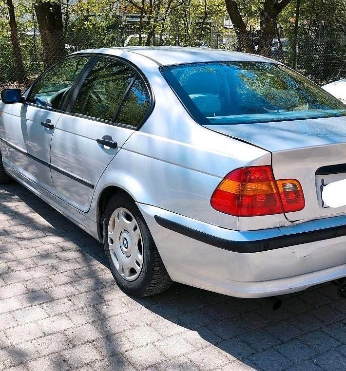 Second-hand BMW 318 143 CP (105 kW) 2002 Argintiu Berlinǎ