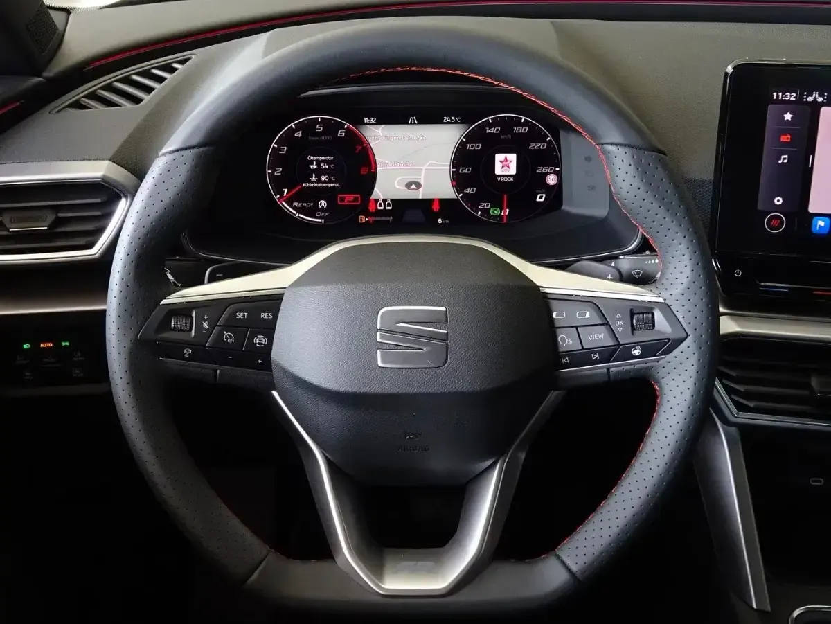 Gebraucht Seat Leon FR 190 PS (139 kW) 2023 Rot Limousine