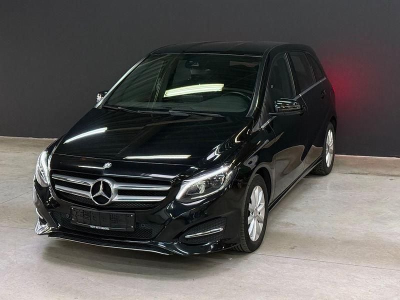Schwarz Gebraucht 2016 Mercedes B180 Van / Kleinbus | 11.900 € (Superpreis) - Bild 1/4