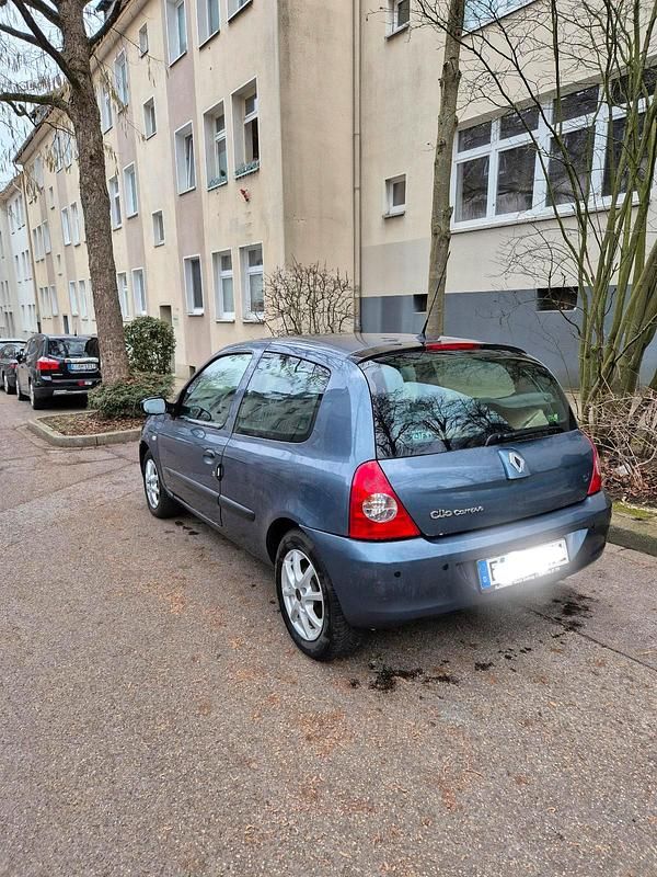Gebraucht Renault Clio II 58 PS (42 kW) 2009 Blau Kleinwagen