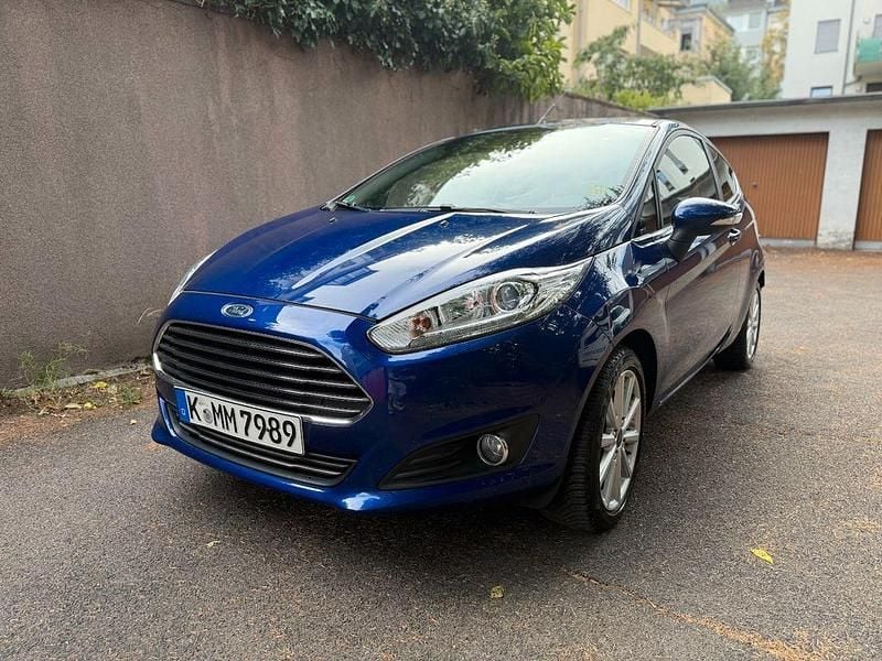 Blau Gebraucht 2015 Ford Fiesta Titanium Kleinwagen | 4.200 € (Fairer Preis) - Bild 1/4