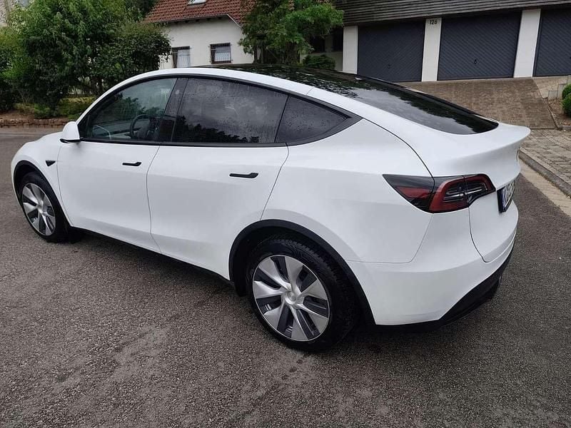 Weiß Gebraucht 2024 Tesla Model Y SUV | 32.500 € (Guter Preis) - Bild 1/4