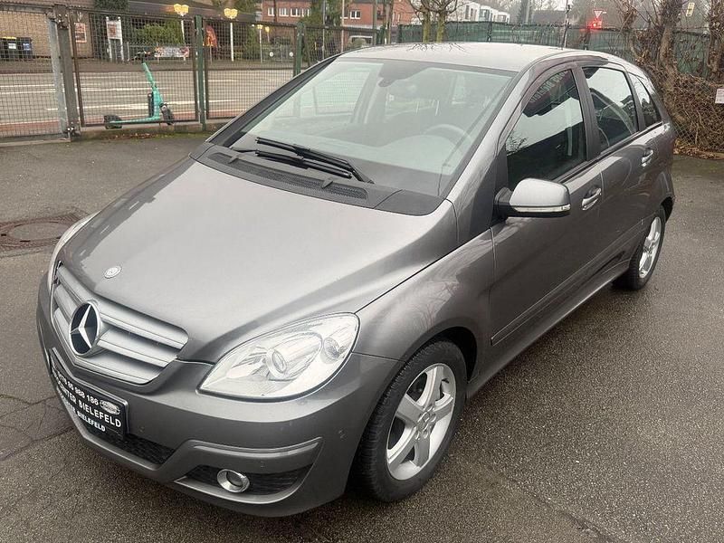 Grau Gebraucht 2010 Mercedes 180 Limousine | 4.599 € (Fairer Preis) - Bild 1/4