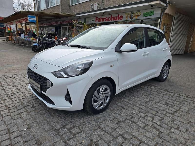 Gebraucht Hyundai i10 Select 67 PS (49 kW) 2020 Polar white / sol Kleinwagen