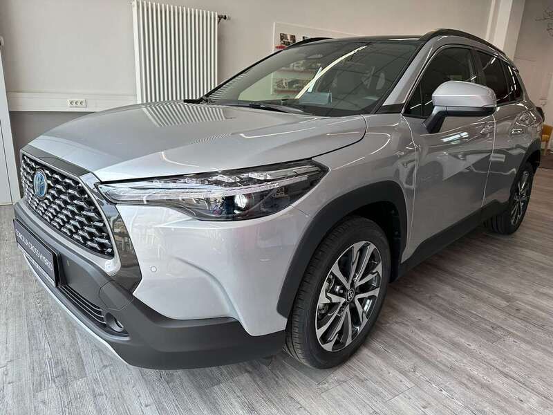 Shimmering silver Gebraucht 2024 Toyota Corolla Cross Premium SUV | 38.990 € (Etwas zu teuer) - Bild 1/4