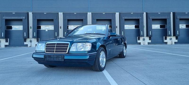 Grün Gebraucht 1995 Mercedes E220 Sportline Cabrio | 39.900 € - Bild 1/4