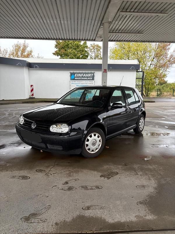 Schwarz Gebraucht 2002 VW Golf IV Kleinwagen | 1.000 € (Fairer Preis) - Bild 1/4