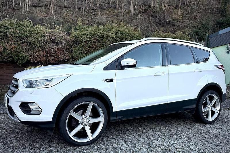 Gebraucht Ford Kuga 120 PS (88 kW) 2017 Weiß SUV