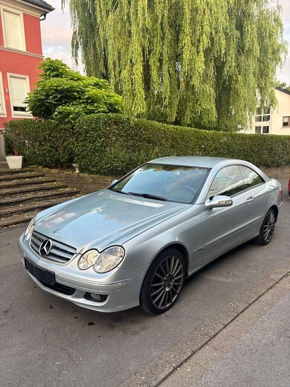 Silber Gebraucht 2005 Mercedes CLK220 Elegance Coupé | 9.599 € (Fairer Preis) - Bild 1/4