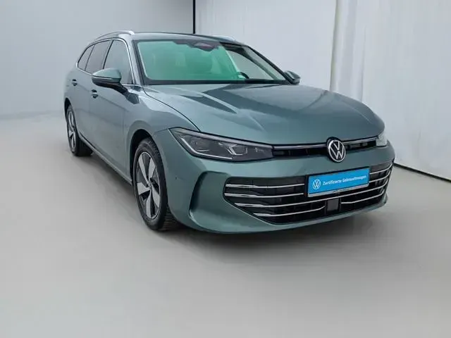 Gebraucht VW Passat Business 150 PS (110 kW) 2024 Maripositgrün metallic Kombi