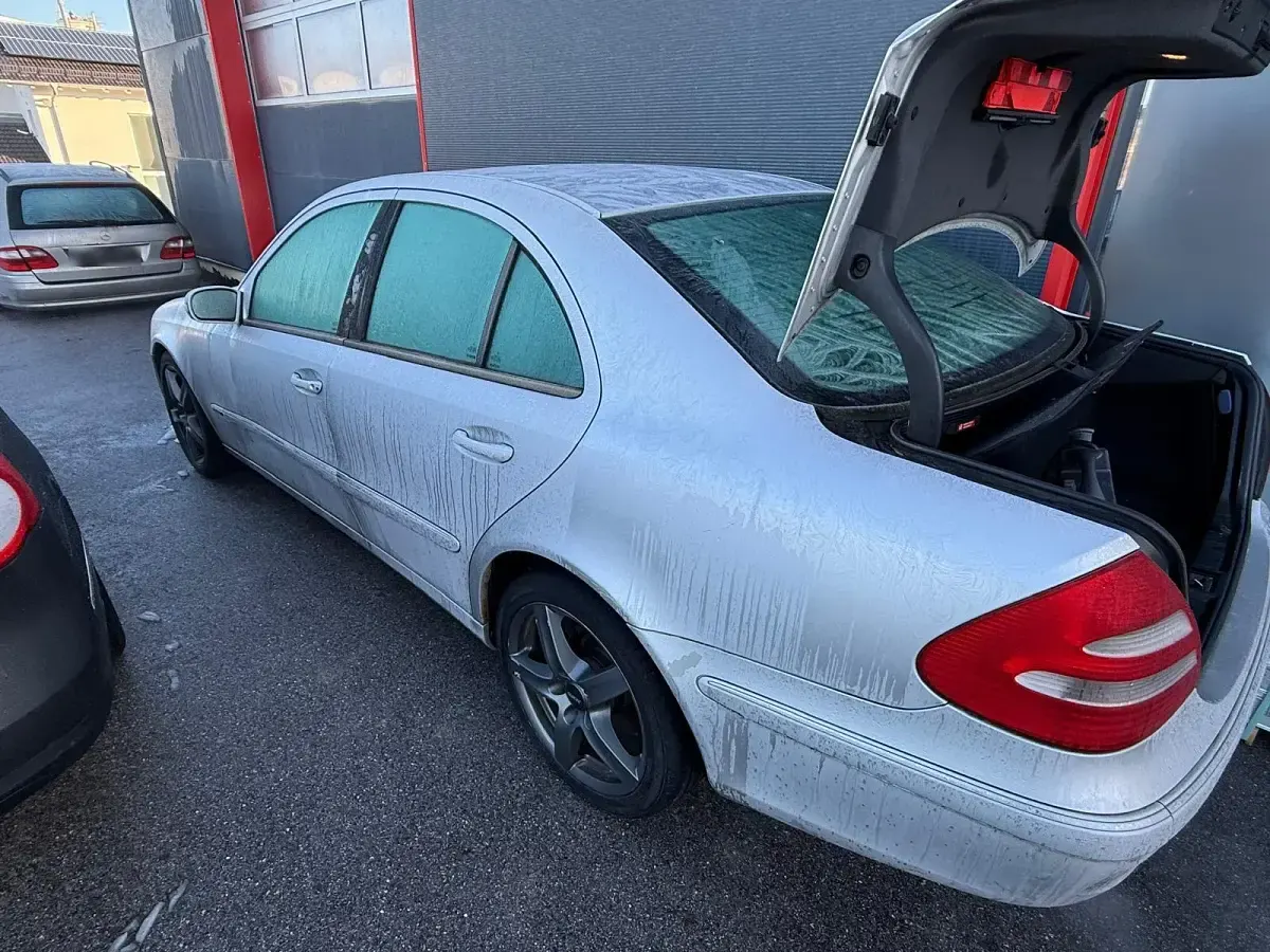 Gebraucht Mercedes E270 177 PS (130 kW) 2003 Silber Limousine