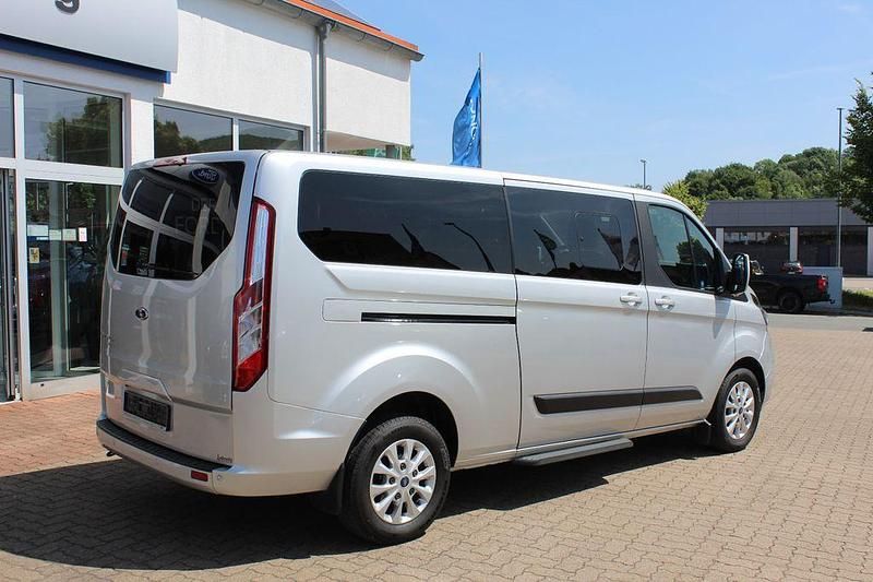 Gebraucht Ford Tourneo Titanium 131 PS (96 kW) 2022 Silber Van / Kleinbus
