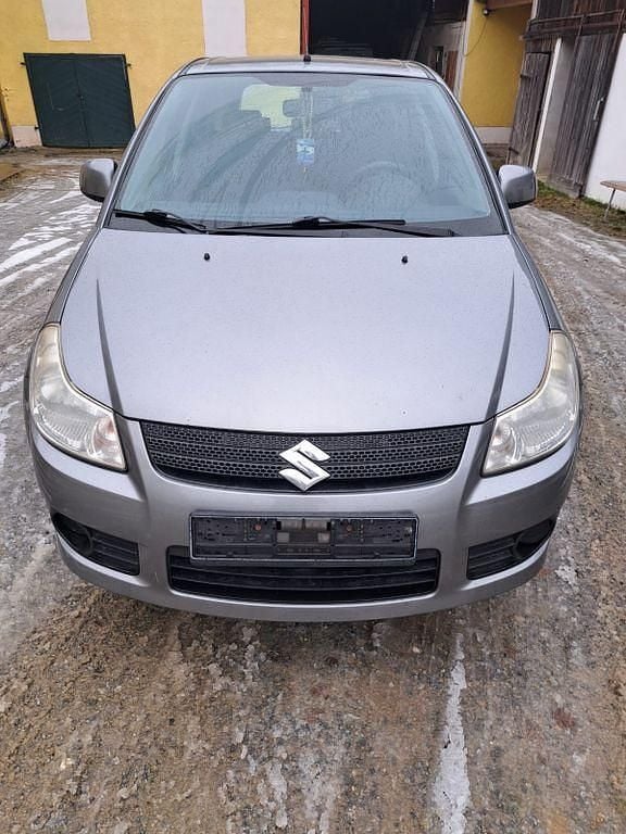 Grau Gebraucht 2006 Suzuki SX4 Limousine | 1.999 € (Fairer Preis) - Bild 1/4