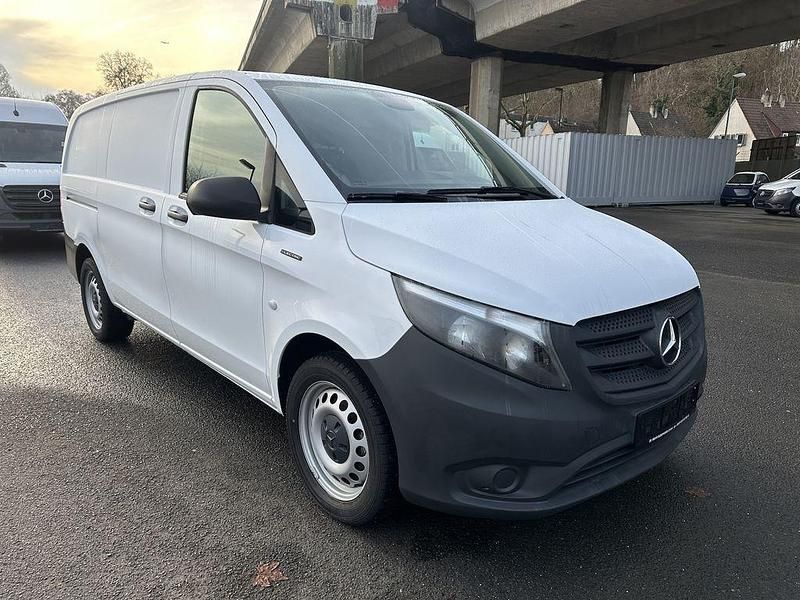 Gebraucht Mercedes e-Vito 85 kW (116 PS) 2021 Arktikweiss Van / Kleinbus