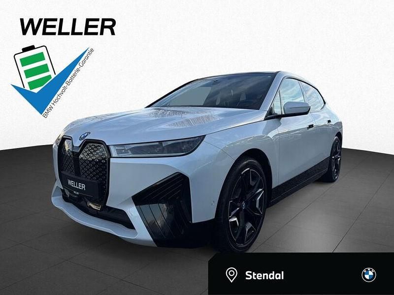Mineralweiß (weiß) Gebraucht 2023 BMW iX M Sport SUV | 46.850 € (Guter Preis) - Bild 1/3
