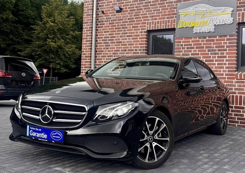 Schwarz Gebraucht 2020 Mercedes E220 Avantgarde Limousine | 32.850 € (Superpreis) - Bild 1/4