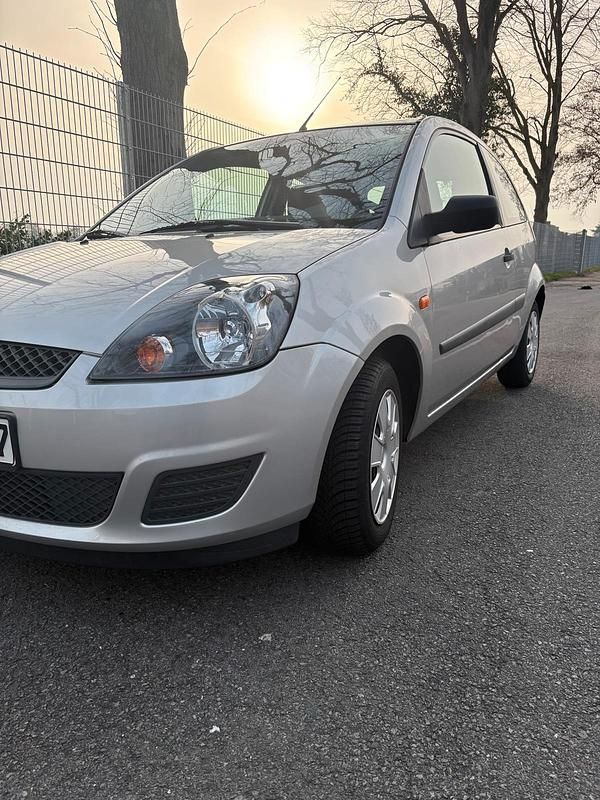 Gebraucht Ford Fiesta 69 PS (50 kW) 2007 Silber Kleinwagen