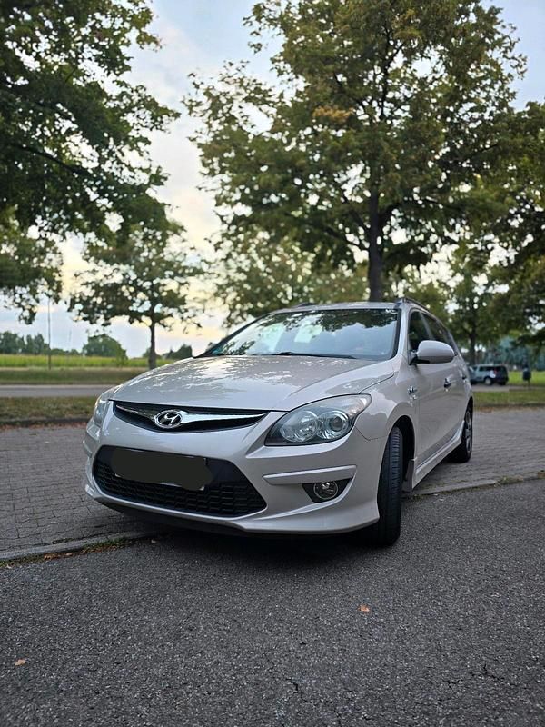 Beige Gebraucht 2011 Hyundai i30 Kombi | 3.300 € (Fairer Preis) - Bild 1/4