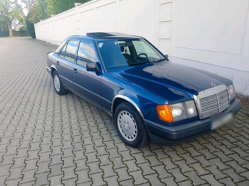 Gebraucht Mercedes E250 90 PS (66 kW) 1985 Blau Limousine