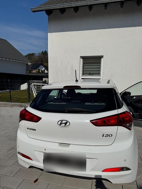 Gebraucht Hyundai i20 Style 101 PS (74 kW) 2015 Weiß Kleinwagen