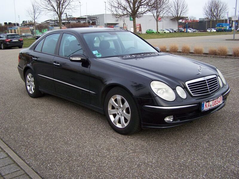 Schwarz Gebraucht 2004 Mercedes E220 Avantgarde Limousine | 4.490 € (Etwas zu teuer) - Bild 1/4