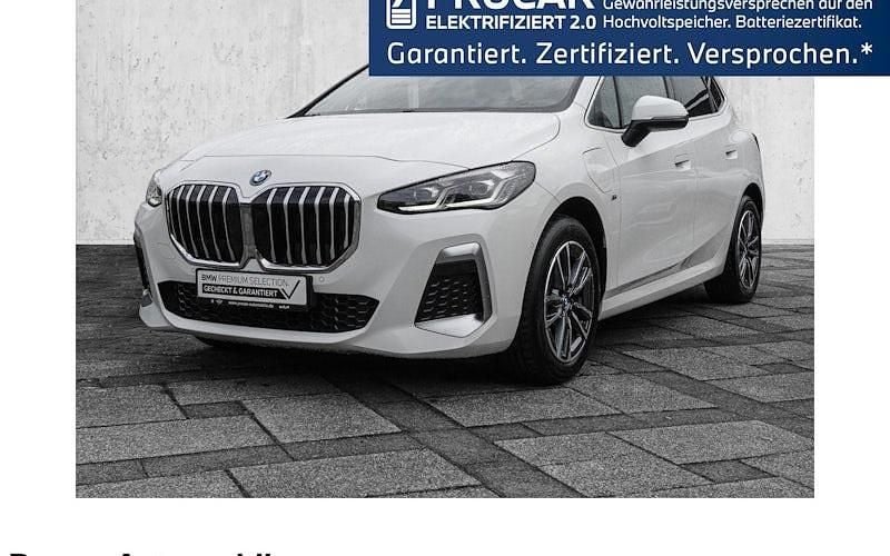 Weiß Gebraucht 2023 BMW 225 Active Tourer Luxury Line Van / Kleinbus | 31.400 € (Guter Preis) - Bild 1/4