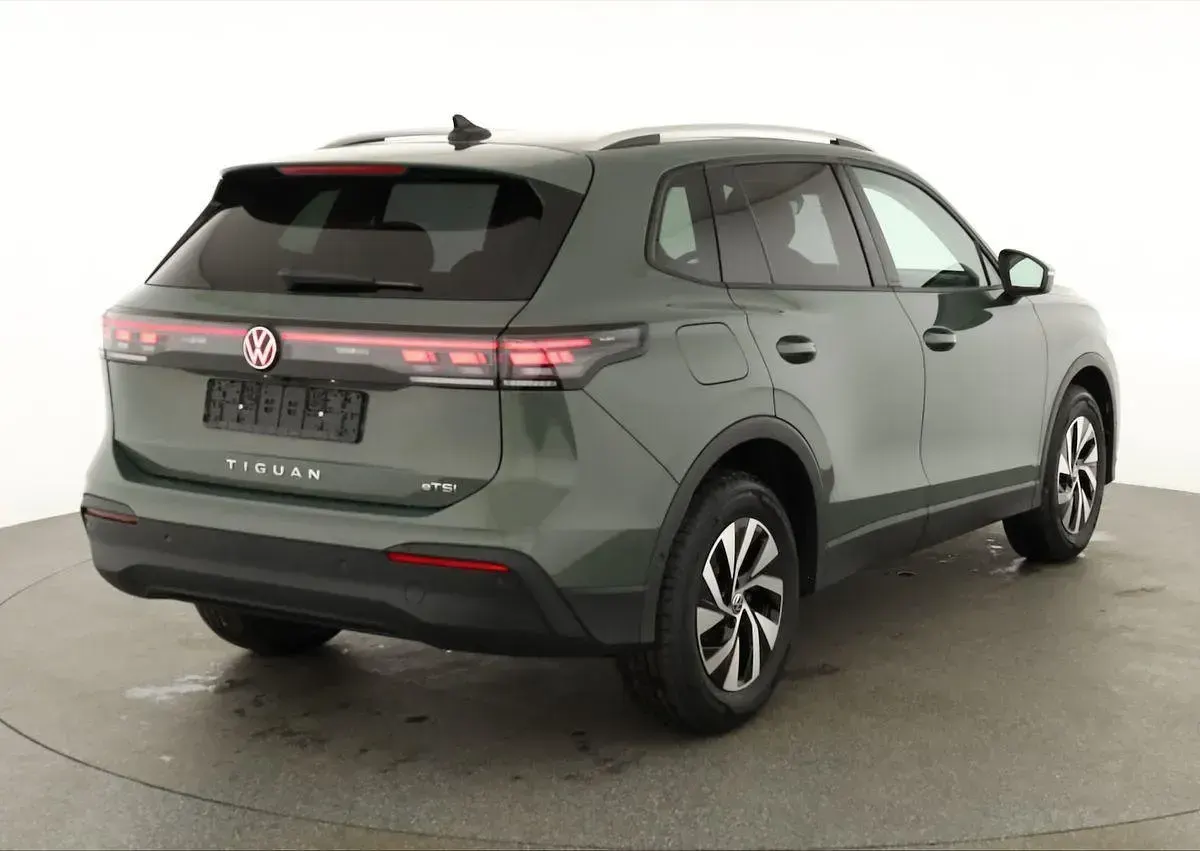 Neu VW Tiguan Life 150 PS (110 kW) 2026 Cipressino grün metallic SUV
