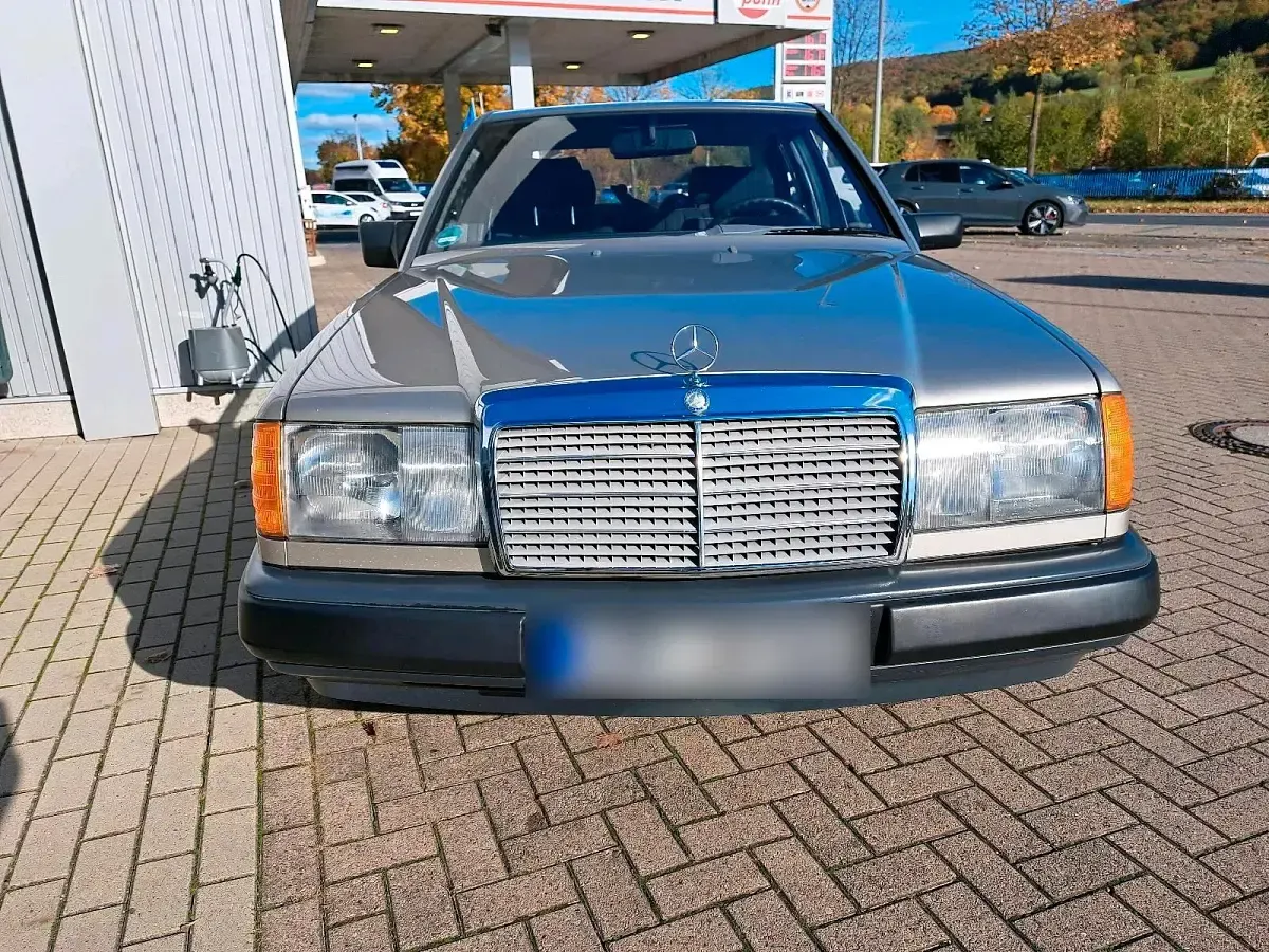 Gebraucht Mercedes 230 132 PS (97 kW) 1986 Gold Limousine