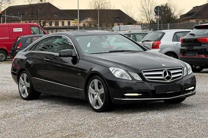 Gebraucht Mercedes E200 184 PS (135 kW) 2011 Schwarz Coupé