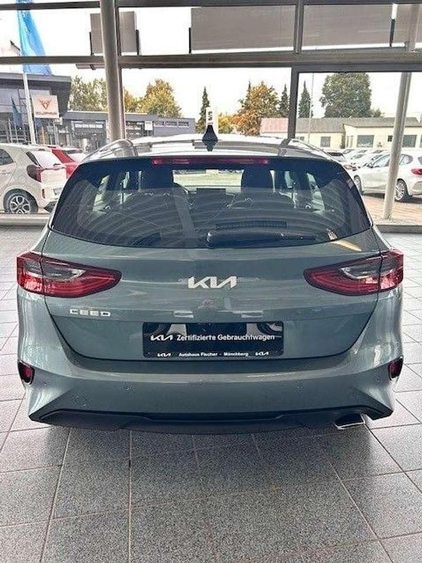 Neu Kia Ceed 140 PS (102 kW) 2025 Yucca steel gray Kleinwagen