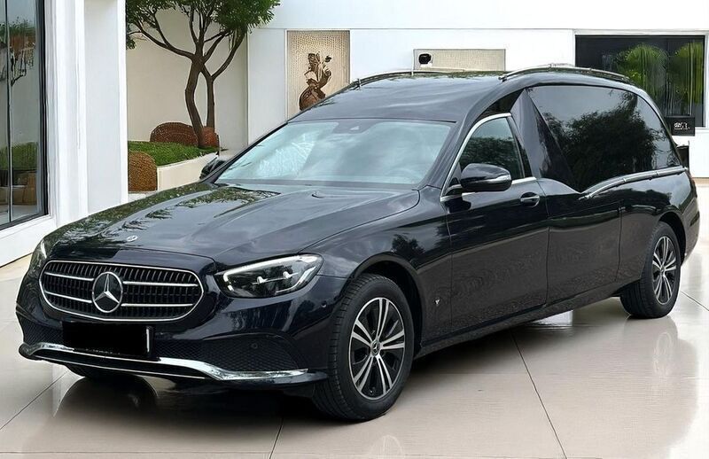 Schwarz Gebraucht 2021 Mercedes E220 Limousine | 136.850 € - Bild 1/4