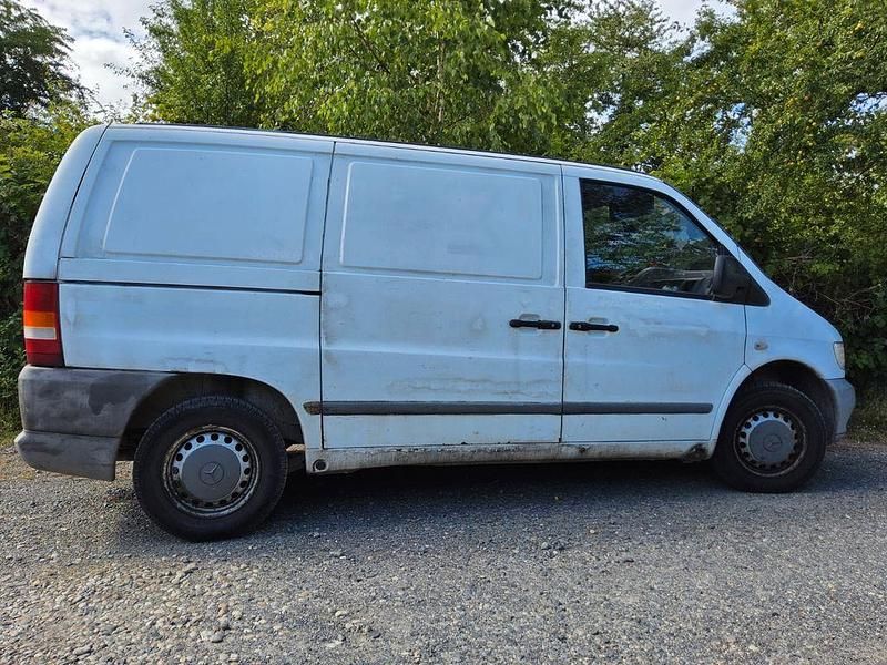 Weiß Gebraucht 2001 Mercedes Vito Van / Kleinbus | 3.500 € - Bild 1/4