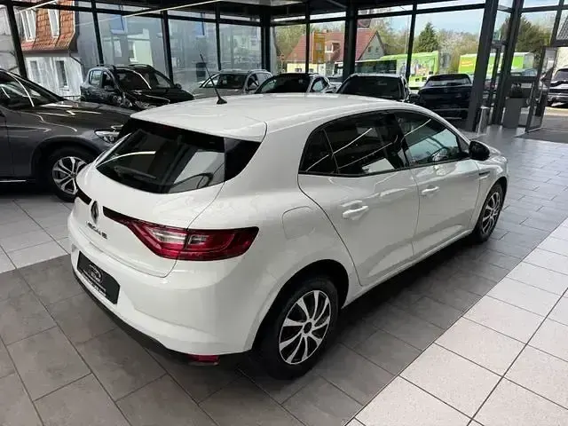 Gebraucht Renault Mégane Life 116 PS (85 kW) 2019 Weiß Limousine