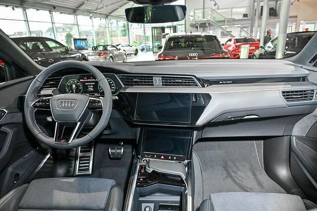 Gebraucht Audi Q8 e-tron S-Line 300 kW (408 PS) 2024 Plasmablau metallic SUV