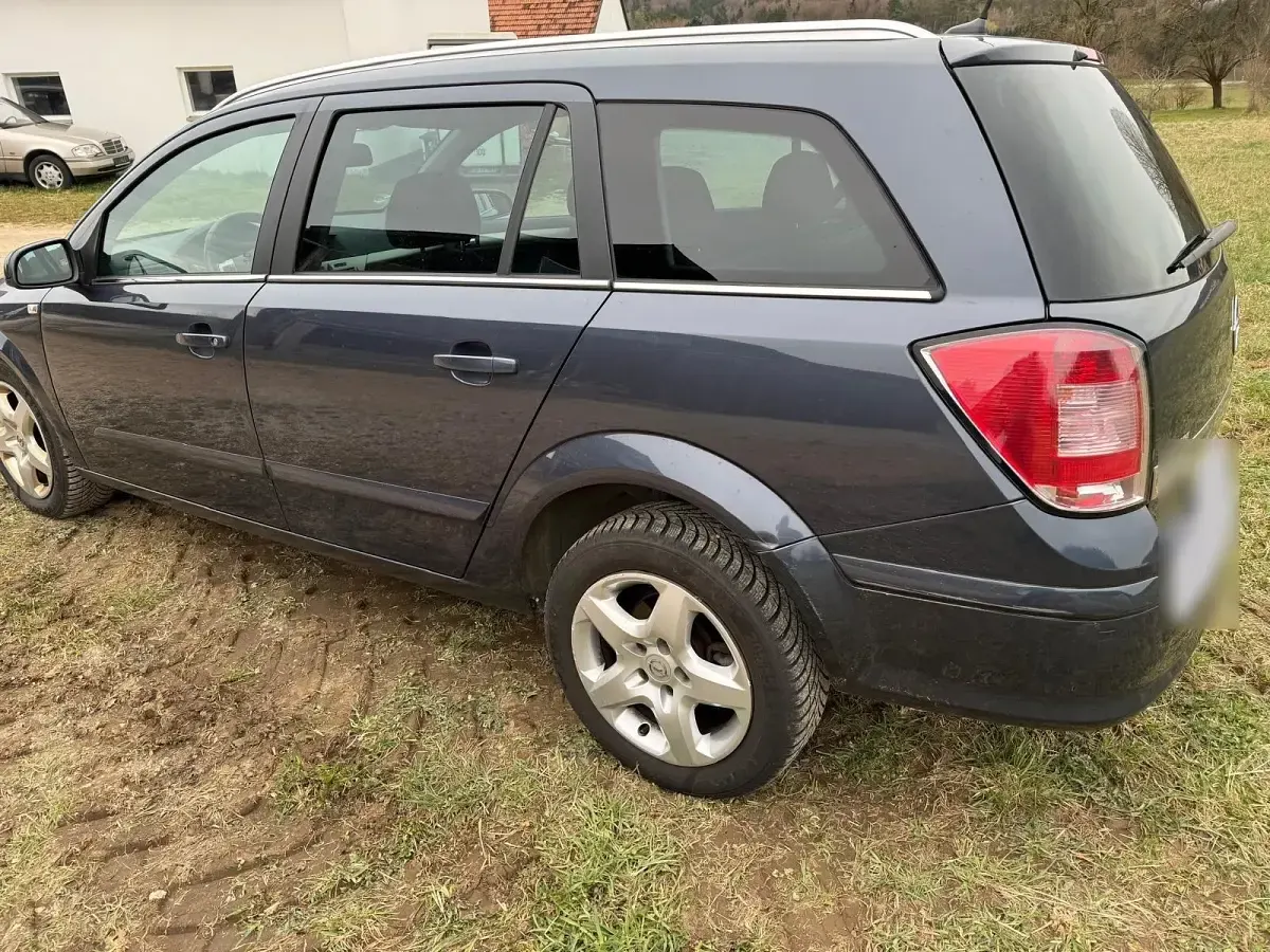 Używany Opel Astra 116 KM (85 kW) 2007 Niebieski Kombi