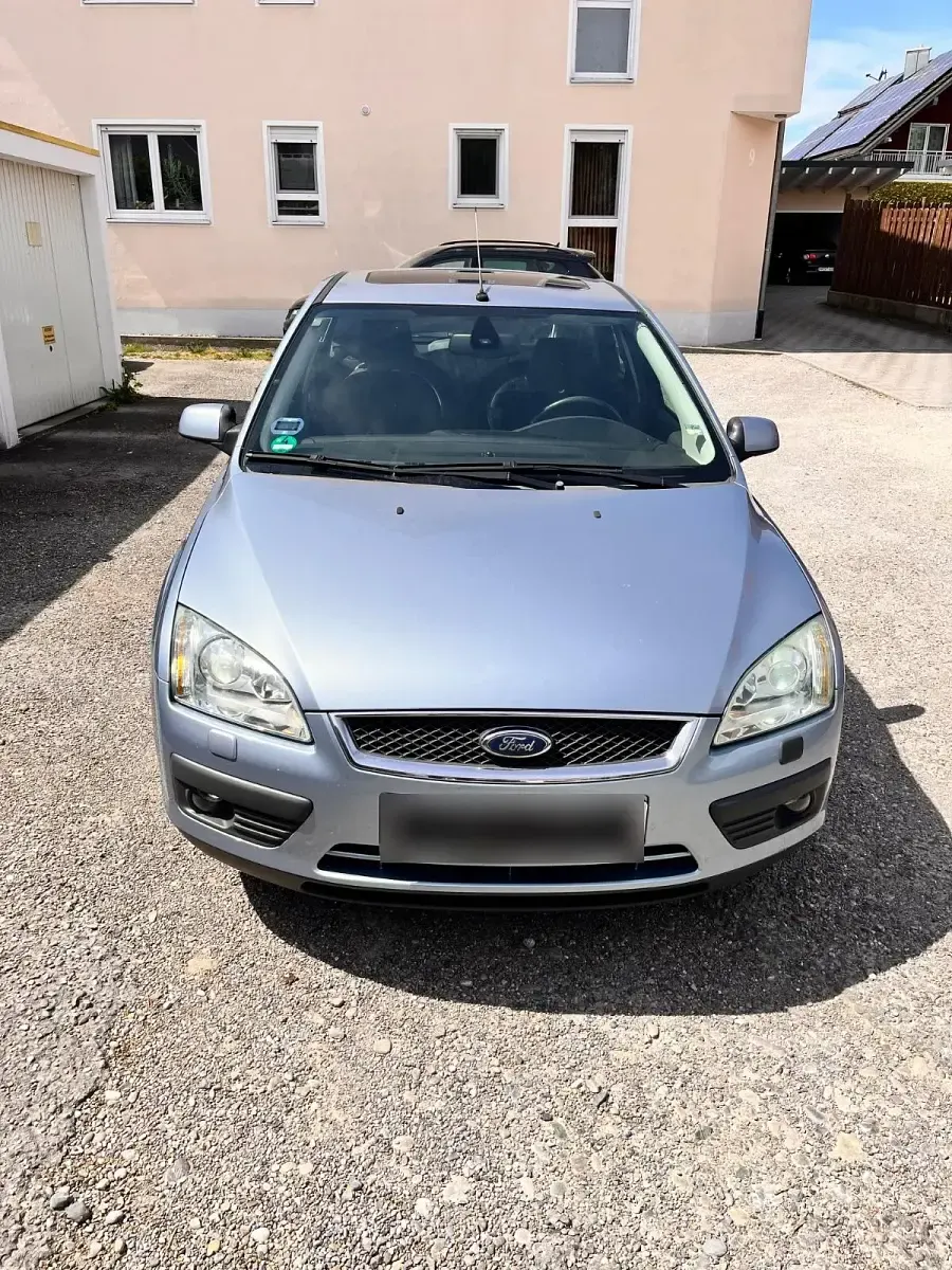 Usado Ford Focus 116 CV (85 kW) 2005 Plateado Berlina