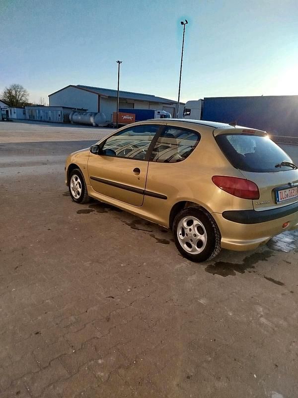 Gebraucht Peugeot 206 75 PS (55 kW) 2002 Gold Kleinwagen