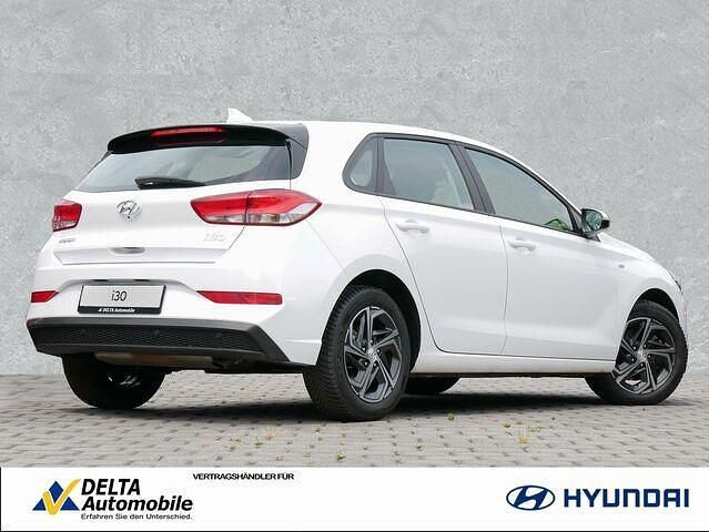 Gebraucht Hyundai i30 Select 120 PS (88 kW) 2022 Serenity white / mic Limousine